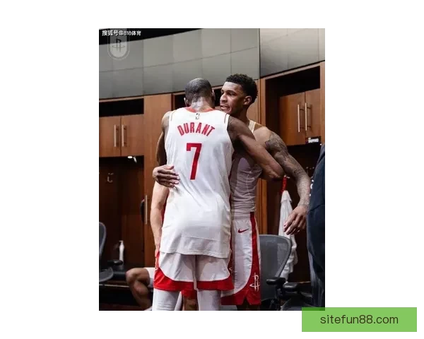 火箭更衣室狂欢泼水庆祝杜兰特超越乔丹 赤膊领取比赛用球激情满场 火箭更衣室狂欢泼水庆祝杜兰特超越乔丹 赤膊领取比赛用球激情满场